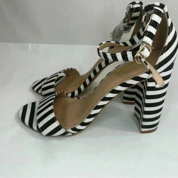 Stripped Chunky Heel 4” womens 6 new without‎ tags - Picture 2 of 4